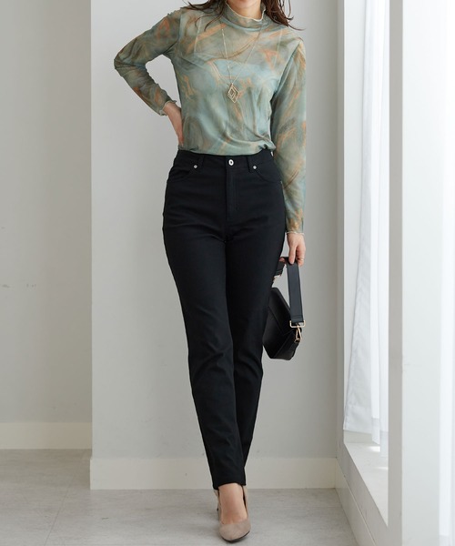 BELLUNA PLUS（ベルーナ）の「静電防止蓄熱綿サテンカラーパンツ股下７４cm（その他パンツ・レディース・グリーン/マスタード/モカ/サンドベージュ/オフホワイト/パープル系その他/ブラック/レッド系その他/キャメル/モスグリーン/パープル/イエロー系その他・X-LARGE/MEDIUM/SMALL/LARGE）」の13枚目の写真