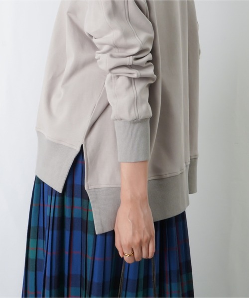 LUCA/LADY LUCK LUCA（ルカ/レディラックルカ）の「LC/LLL ストレッチ裏毛オーバーワイドリブスウェット / サイドスリットリブ切替ロンT（スウェット・レディース・グリーン/イエロー/ライトグレー/ブラック・FREE）」の10枚目の写真