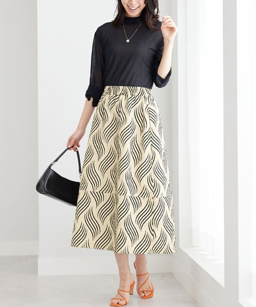 BELLUNA PLUS(ベルーナ)の「フロッキープリント使いフレアースカート(スカート・レディース・ベージュ系・MEDIUM/LARGE/X-LARGE)」の3枚目の写真