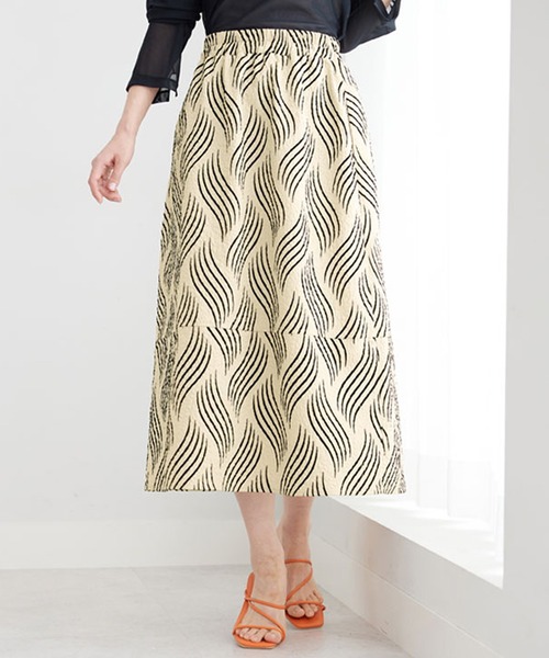 BELLUNA PLUS(ベルーナ)の「フロッキープリント使いフレアースカート(スカート・レディース・ベージュ系・MEDIUM/LARGE/X-LARGE)」の2枚目の写真