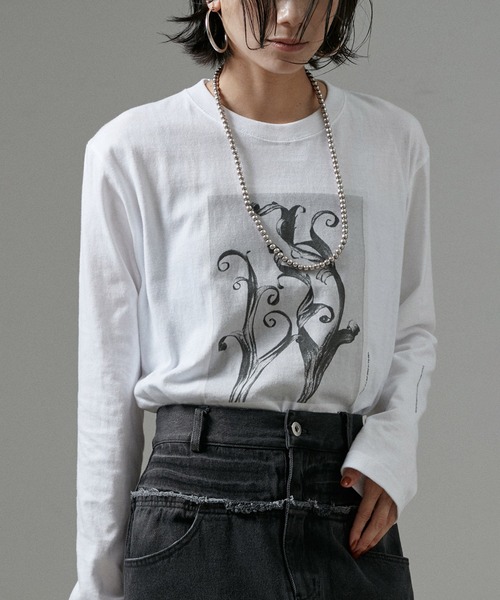 SALON adam et rope'(サロン アダム エ ロペ)の「【WEB限定】【KARL BLOSSFELDT(カールブロスフェルト)】ロングスリーブTシャツ(Tシャツ/カットソー・レディース・ブラウン/ブラウン系その他2/ホワイト系その他/ホワイト・FREE)」の2枚目の写真