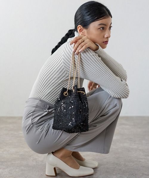 &Robu.（アンドロブ）の「ツイードスパンコールバッグ 結婚式 お呼ばれ 顔合わせ（ショルダーバッグ・レディース・シルバー/ブラック×ゴールド/ベージュ・FREE）」の4枚目の写真