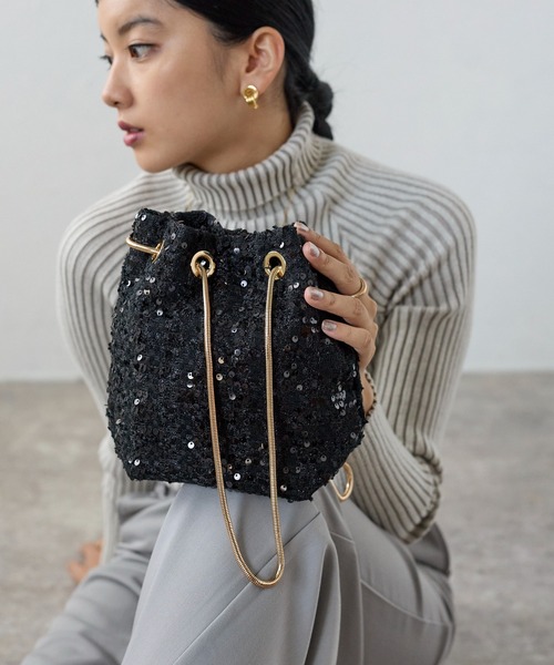 &Robu.（アンドロブ）の「ツイードスパンコールバッグ 結婚式 お呼ばれ 顔合わせ（ショルダーバッグ・レディース・シルバー/ブラック×ゴールド/ベージュ・FREE）」の5枚目の写真