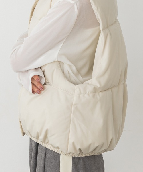 hunch（ハンチ）の「箔プリント 中綿ベスト（ダウンベスト・レディース・アイボリー/グレー/ブラック・FREE）」の12枚目の写真