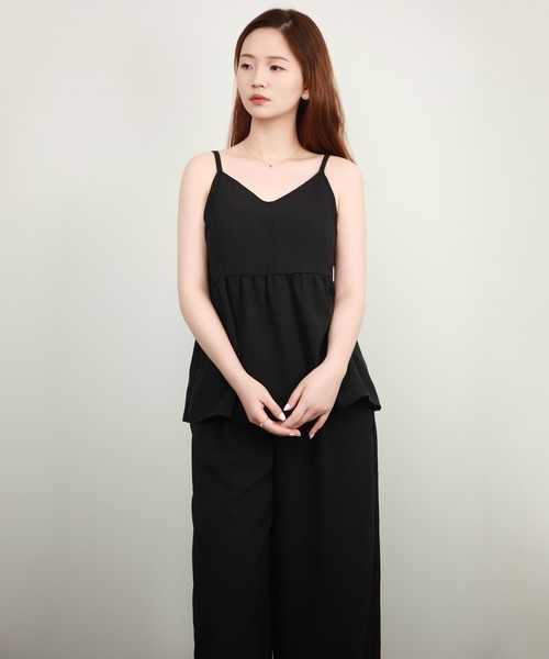 DRESS PLUS(ドレスプラス)の「ペプラム ギャザー キャミソール セットアップ(パンツドレス・レディース・ブラック/アイボリー・M)」の5枚目の写真