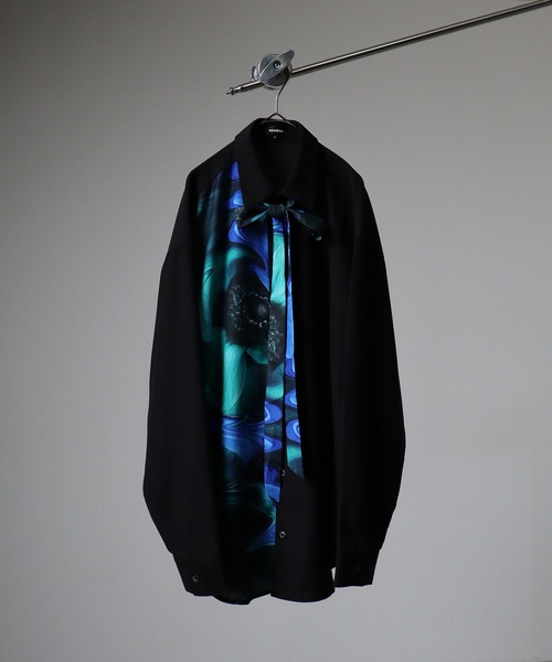 REGIEVO(レジエボ)の「Asymmetric print long sleeve shirt with ribbon / リボン付きアシンメトリープリント長袖シャツ unisex(シャツ/ブラウス・メンズ・グリーン/パープル・M/L)」の1枚目の写真