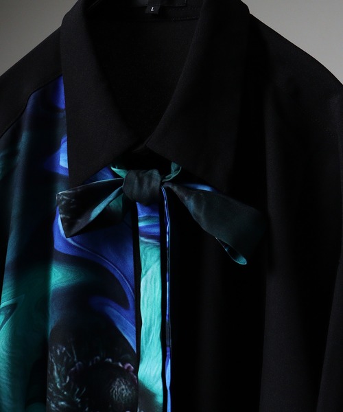 REGIEVO(レジエボ)の「Asymmetric print long sleeve shirt with ribbon / リボン付きアシンメトリープリント長袖シャツ unisex(シャツ/ブラウス・メンズ・グリーン/パープル・M/L)」の3枚目の写真