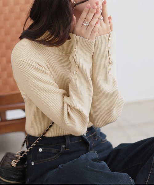 nouvellemoi（ヌーベルモイ）の「袖ボタンハイネックニット（ニット/セーター・レディース・ピンクベージュ/アイボリー/ナチュラル/ライトブルー/チャコールグレー・M）」の3枚目の写真