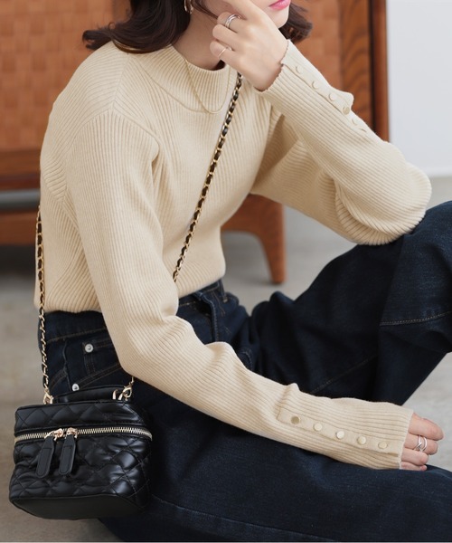 nouvellemoi（ヌーベルモイ）の「袖ボタンハイネックニット（ニット/セーター・レディース・ピンクベージュ/アイボリー/ナチュラル/ライトブルー/チャコールグレー・M）」の6枚目の写真