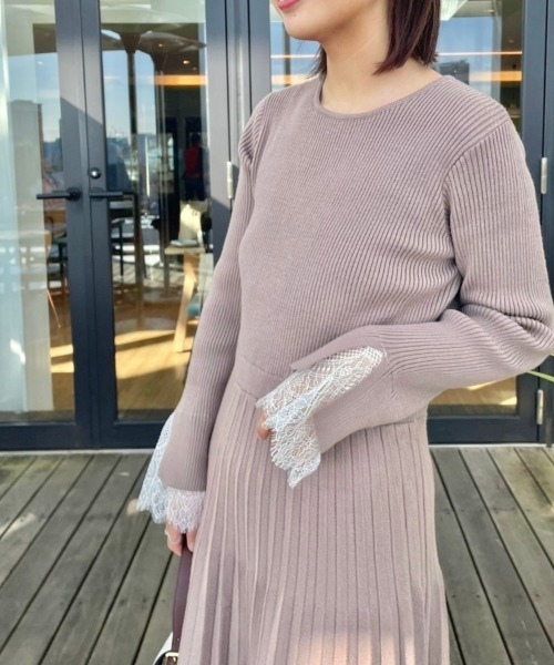 couture brooch(クチュールブローチ)の「◆【優雅なレディワンピース】袖裾レースデザインニットワンピース(ワンピース・レディース・ブラック/ライトグレー/ベージュ・36/38/42)」の6枚目の写真