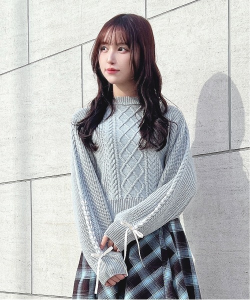 F i.n.t(フィント)の「袖リボンレースアップケーブルニットプルオーバー/fint(ニット/セーター・レディース・オフホワイト/ブルーグレー/ライトピンク・FREE)」の2枚目の写真