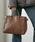 YOUNG&OLSEN The DRYGOODS STOREiOAhIZj́uYOUNG & OLSEN/OAhIZ EMBOSSED LEATHER BELTED TOTE S U[g[gobOig[gobOjvbuE