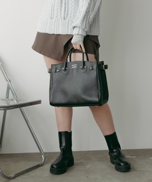 YOUNG&OLSEN The DRYGOODS STORE（ヤングアンドオルセン）の「YOUNG & OLSEN/ヤングアンドオルセン EMBOSSED LEATHER BELTED TOTE S エンボスレザー ベルテッド トートバッグ 2026年春夏　再入荷（トートバッグ）」