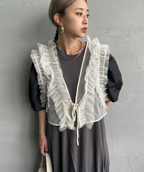 nenom（ネノム）の「[nenom/ネノム] 2WAY シアーチュールフリル リボンベスト【追加】（ベスト・レディース・ブラック/チャコール/アイボリー・F）」の12枚目の写真