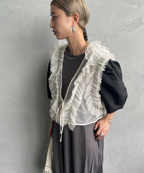 nenom（ネノム）の「[nenom/ネノム] 2WAY シアーチュールフリル リボンベスト【追加】（ベスト・レディース・ブラック/チャコール/アイボリー・F）」の14枚目の写真
