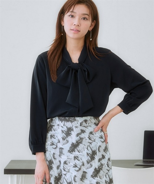 7days Life Styling(セブンデイズライフスタイリング)の「【UVカット/速乾】ストレッチパウダーサテンビッグリボンタイ長袖ブラウス(シャツ/ブラウス・レディース・グレイッシュベージュ/ブルー/オフホワイト/ネイビー・6L/5L/4L/3L/LL/L/M/S)」の1枚目の写真