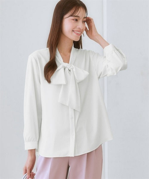 7days Life Styling(セブンデイズライフスタイリング)の「【UVカット/速乾】ストレッチパウダーサテンビッグリボンタイ長袖ブラウス(シャツ/ブラウス・レディース・グレイッシュベージュ/ブルー/オフホワイト/ネイビー・6L/5L/4L/3L/LL/L/M/S)」の2枚目の写真