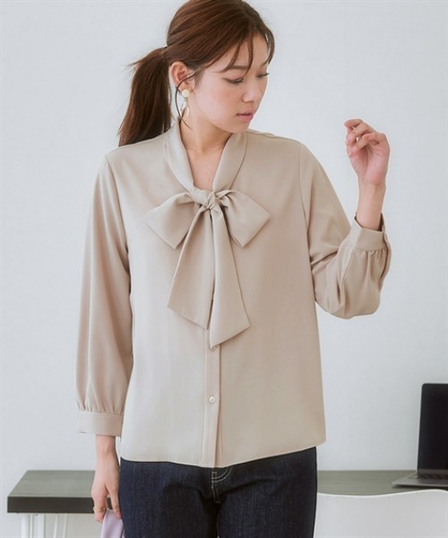 7days Life Styling(セブンデイズライフスタイリング)の「【UVカット/速乾】ストレッチパウダーサテンビッグリボンタイ長袖ブラウス(シャツ/ブラウス・レディース・グレイッシュベージュ/ブルー/オフホワイト/ネイビー・6L/5L/4L/3L/LL/L/M/S)」の3枚目の写真
