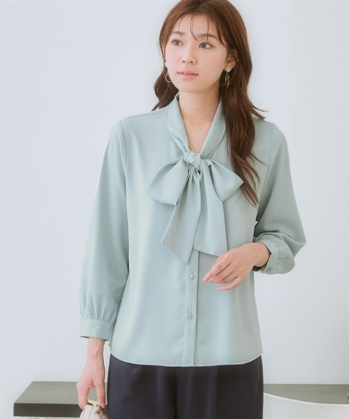 7days Life Styling(セブンデイズライフスタイリング)の「【UVカット/速乾】ストレッチパウダーサテンビッグリボンタイ長袖ブラウス(シャツ/ブラウス・レディース・グレイッシュベージュ/ブルー/オフホワイト/ネイビー・6L/5L/4L/3L/LL/L/M/S)」の4枚目の写真