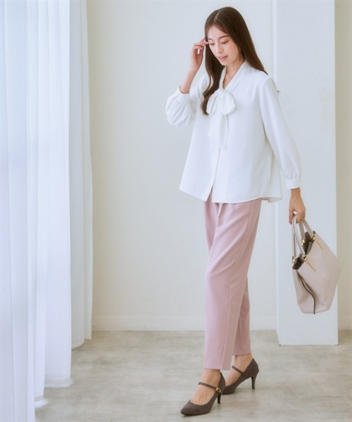 7days Life Styling(セブンデイズライフスタイリング)の「【UVカット/速乾】ストレッチパウダーサテンビッグリボンタイ長袖ブラウス(シャツ/ブラウス・レディース・グレイッシュベージュ/ブルー/オフホワイト/ネイビー・6L/5L/4L/3L/LL/L/M/S)」の5枚目の写真