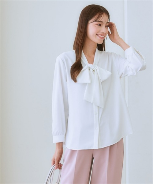 7days Life Styling(セブンデイズライフスタイリング)の「【UVカット/速乾】ストレッチパウダーサテンビッグリボンタイ長袖ブラウス(シャツ/ブラウス・レディース・グレイッシュベージュ/ブルー/オフホワイト/ネイビー・6L/5L/4L/3L/LL/L/M/S)」の6枚目の写真