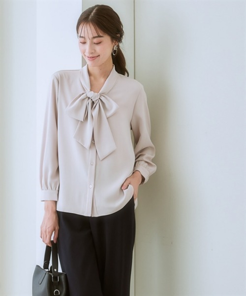 7days Life Styling(セブンデイズライフスタイリング)の「【UVカット/速乾】ストレッチパウダーサテンビッグリボンタイ長袖ブラウス(シャツ/ブラウス・レディース・グレイッシュベージュ/ブルー/オフホワイト/ネイビー・6L/5L/4L/3L/LL/L/M/S)」の7枚目の写真