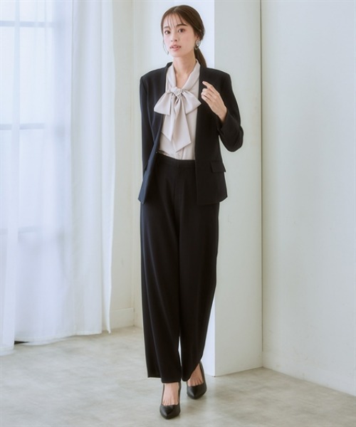 7days Life Styling(セブンデイズライフスタイリング)の「【UVカット/速乾】ストレッチパウダーサテンビッグリボンタイ長袖ブラウス(シャツ/ブラウス・レディース・グレイッシュベージュ/ブルー/オフホワイト/ネイビー・6L/5L/4L/3L/LL/L/M/S)」の8枚目の写真