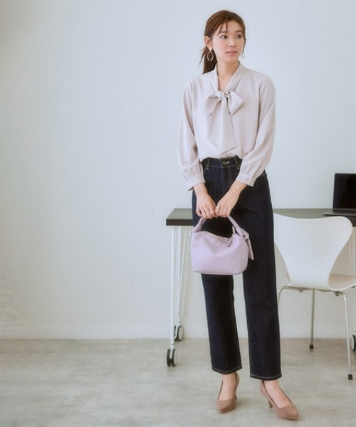 7days Life Styling(セブンデイズライフスタイリング)の「【UVカット/速乾】ストレッチパウダーサテンビッグリボンタイ長袖ブラウス(シャツ/ブラウス・レディース・グレイッシュベージュ/ブルー/オフホワイト/ネイビー・6L/5L/4L/3L/LL/L/M/S)」の9枚目の写真