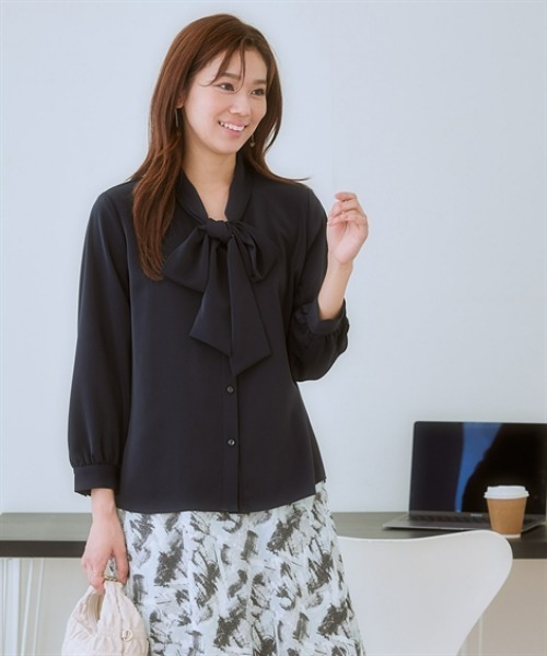 7days Life Styling(セブンデイズライフスタイリング)の「【UVカット/速乾】ストレッチパウダーサテンビッグリボンタイ長袖ブラウス(シャツ/ブラウス・レディース・グレイッシュベージュ/ブルー/オフホワイト/ネイビー・6L/5L/4L/3L/LL/L/M/S)」の10枚目の写真