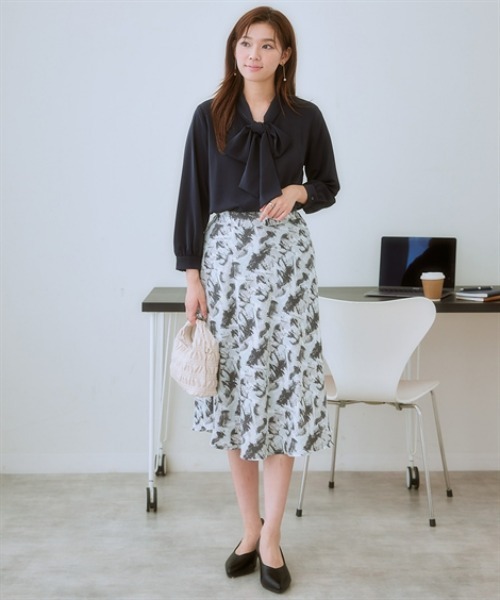 7days Life Styling(セブンデイズライフスタイリング)の「【UVカット/速乾】ストレッチパウダーサテンビッグリボンタイ長袖ブラウス(シャツ/ブラウス・レディース・グレイッシュベージュ/ブルー/オフホワイト/ネイビー・6L/5L/4L/3L/LL/L/M/S)」の11枚目の写真
