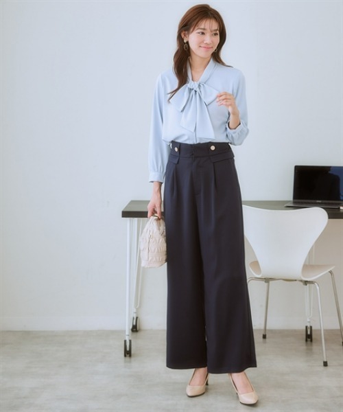 7days Life Styling(セブンデイズライフスタイリング)の「【UVカット/速乾】ストレッチパウダーサテンビッグリボンタイ長袖ブラウス(シャツ/ブラウス・レディース・グレイッシュベージュ/ブルー/オフホワイト/ネイビー・6L/5L/4L/3L/LL/L/M/S)」の13枚目の写真