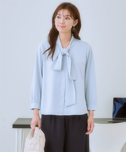 7days Life Styling(セブンデイズライフスタイリング)の「【UVカット/速乾】ストレッチパウダーサテンビッグリボンタイ長袖ブラウス(シャツ/ブラウス・レディース・グレイッシュベージュ/ブルー/オフホワイト/ネイビー・6L/5L/4L/3L/LL/L/M/S)」の14枚目の写真