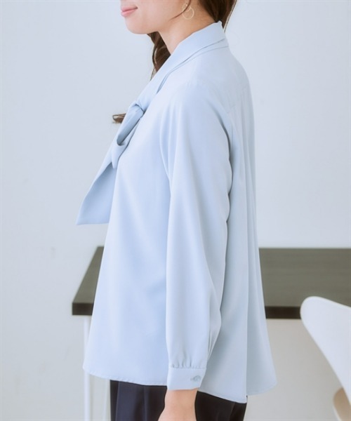 7days Life Styling(セブンデイズライフスタイリング)の「【UVカット/速乾】ストレッチパウダーサテンビッグリボンタイ長袖ブラウス(シャツ/ブラウス・レディース・グレイッシュベージュ/ブルー/オフホワイト/ネイビー・6L/5L/4L/3L/LL/L/M/S)」の16枚目の写真