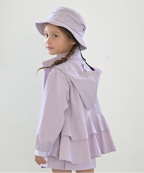 Lycee mine（リセマイン）の「【撥水加工】バックフリルAラインマウンテンパーカ(収納袋付き)（ブルゾン・キッズ・ラベンダー/ミント/アイボリー/ライラック/サックスブルー/レッド/クリーム/ネイビー・130cm/120cm/100cm/150cm/110cm/140cm）」の7枚目の写真