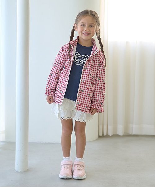 Lycee mine（リセマイン）の「【撥水加工】バックフリルAラインマウンテンパーカ(収納袋付き)（ブルゾン・キッズ・ラベンダー/ミント/アイボリー/ライラック/サックスブルー/レッド/クリーム/ネイビー・130cm/120cm/100cm/150cm/110cm/140cm）」の19枚目の写真