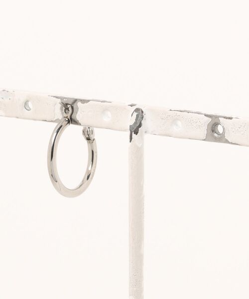 Pledge（プレッジ）の「【RS】【Pledge（プレッジ）】MINIフープ ピアス（ソロ）（ピアス（片耳用）・レディース・ブラック/シルバー・FREE）」の3枚目の写真