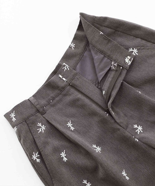 somari imagination（ソマリ イマジネーション）の「『花柄刺繍スラックス』（スラックス・レディース・ブラック/チャコール・1）」の18枚目の写真