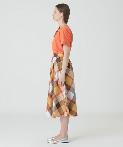 BLUE LABEL CRESTBRIDGE(ブルーレーベルクレストブリッジ)の「クレストブリッジチェックライトクロッシングツイルスカート(スカート・レディース・グレー系その他2/オレンジ系その他2/ベージュ系その他・38/36)」の17枚目の写真