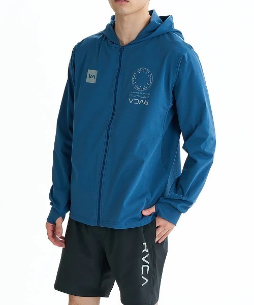 RVCA(ルーカ)の「RVCA メンズ VA MARK REFLECTIVE SFHD 長袖サーフTシャツ 【2025年夏モデル】/ルーカ水陸両用速乾UVケアロゴジップアップパーカーラッシュガード(水着)(ラッシュガード・メンズ・ブラック/グリーン系その他/ブルー系その他・LARGE/MEDIUM/SMALL/X-LARGE)」の3枚目の写真