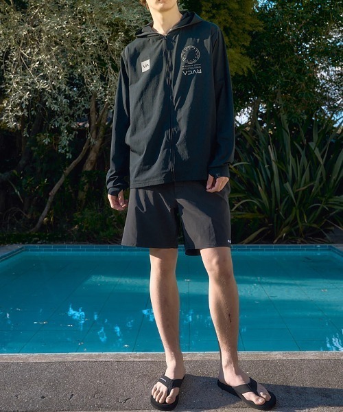 RVCA(ルーカ)の「RVCA メンズ VA MARK REFLECTIVE SFHD 長袖サーフTシャツ 【2025年夏モデル】/ルーカ水陸両用速乾UVケアロゴジップアップパーカーラッシュガード(水着)(ラッシュガード・メンズ・ブラック/グリーン系その他/ブルー系その他・LARGE/MEDIUM/SMALL/X-LARGE)」の4枚目の写真