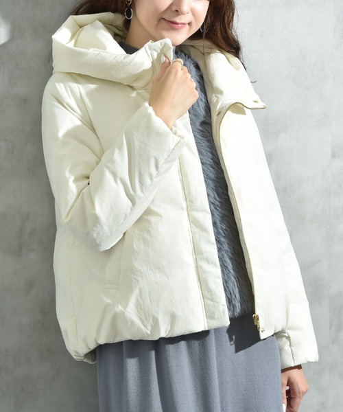 INTERPLANET(インタープラネット)の「ナイロンマイクロタフタダウンショートコート(ダウンジャケット/コート・レディース・グレイッシュベージュ/ブラック/オフホワイト・FREE)」の1枚目の写真