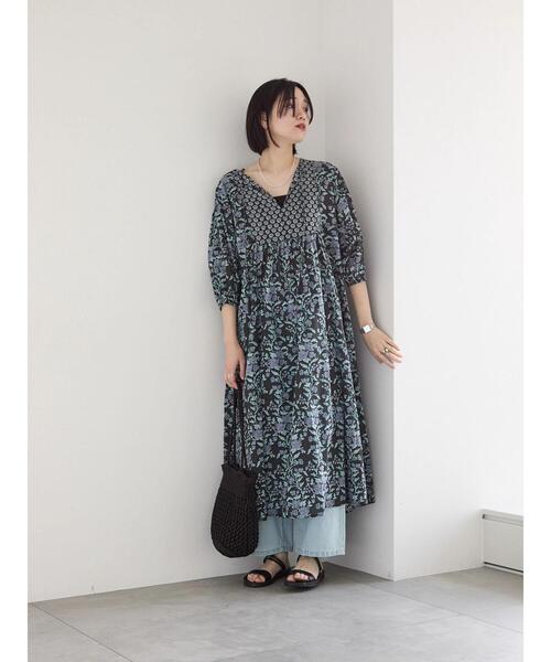 Samansa Mos2 blue（サマンサモスモスブルー）の「【Made in India】花柄ワンピース（ワンピース・レディース・チャコールグレー/ブルー/キナリ・F）」の2枚目の写真