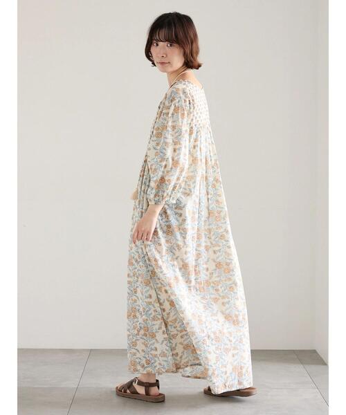 Samansa Mos2 blue（サマンサモスモスブルー）の「【Made in India】花柄ワンピース（ワンピース・レディース・チャコールグレー/ブルー/キナリ・F）」の5枚目の写真