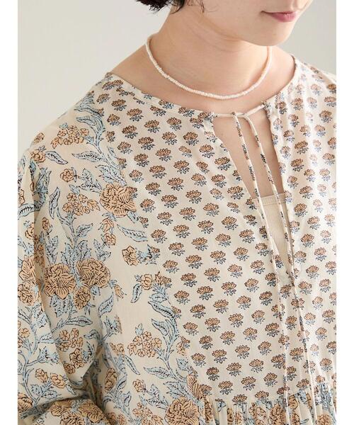 Samansa Mos2 blue（サマンサモスモスブルー）の「【Made in India】花柄ワンピース（ワンピース・レディース・チャコールグレー/ブルー/キナリ・F）」の10枚目の写真