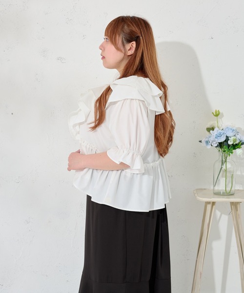 Louiosy(ルオシー)の「【Louiosy】【大きいサイズ】ラッフル襟ブラウス(シャツ/ブラウス・レディース・オフホワイト/グレイッシュベージュ・3L/X-LARGE/4L)」の4枚目の写真