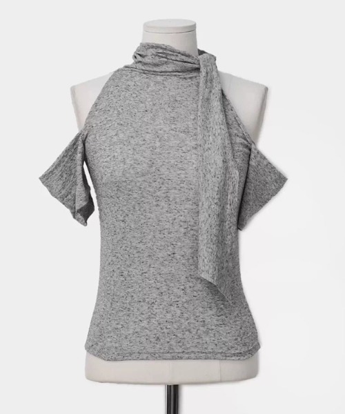 A'GEM/9 × .kom 「.KOM/ドットケーオーエム」 カットアウトショルダー×スカーフデザイントップス レディース A'GEM/9 × .kom 『.KOM/ドットケーオーエム』 カットアウト