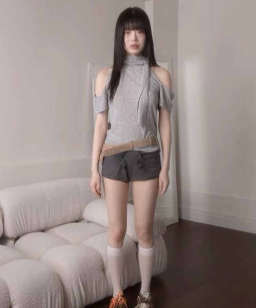 A'GEM/9 × .kom 「.KOM/ドットケーオーエム」 カットアウトショルダー×スカーフデザイントップス レディース A'GEM/9 × .kom 『.KOM/ドットケーオーエム』 カットアウト