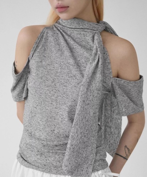 A'GEM/9 × .kom 「.KOM/ドットケーオーエム」 カットアウトショルダー×スカーフデザイントップス レディース A'GEM/9 × .kom 『.KOM/ドットケーオーエム』 カットアウト