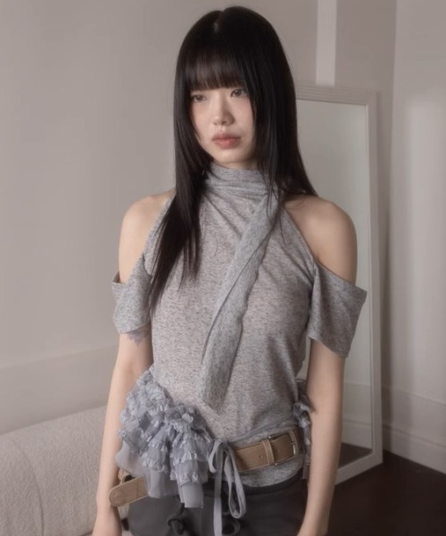 A'GEM/9 × .kom 「.KOM/ドットケーオーエム」 カットアウトショルダー×スカーフデザイントップス レディース A'GEM/9 × .kom 『.KOM/ドットケーオーエム』 カットアウト
