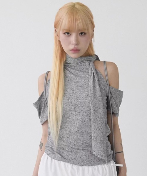 A'GEM/9 × .kom 「.KOM/ドットケーオーエム」 カットアウトショルダー×スカーフデザイントップス レディース A'GEM/9 × .kom 『.KOM/ドットケーオーエム』 カットアウト
